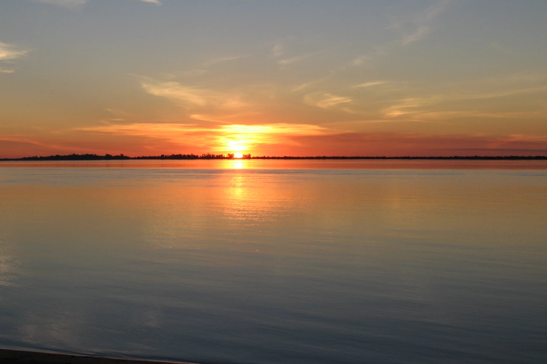 Atardecer sobre el río Paraná